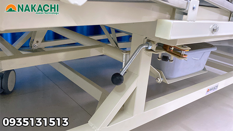 chuecs năng gạt bô đi vệ sinh Giường Bệnh Nhân 4 Tay Quay Nakachi NC-04T